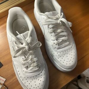 Nike Sneakers Women’s size 8 

Nike Court Alta’s